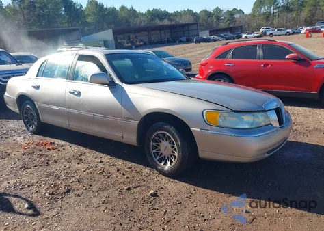 2001 Lincoln Town Car Signature from USA, damaged, VIN 1LNHM82W31Y732838